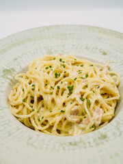 Un plato de pasta fresca con salsa alfredo