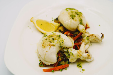 Un plato de sepia con menestra de verduras