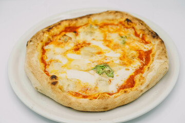 Pizza casera estilo napolitano con bordes gruesos