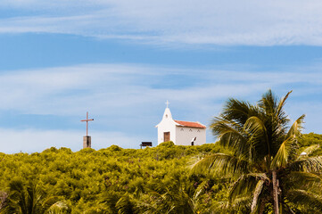A bela igreja Capela São Pedro no horizonte do arquipélago de Fernando de Noronha, em Pernambuco...