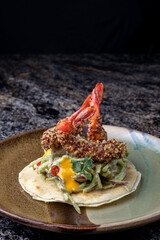 Langostinos crujientes de quinoa con salsa de guacamole