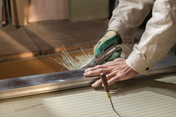 日本の熟練した職人　畳屋さん表替え作業　裁断