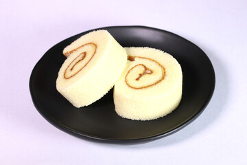 皿に盛ったレモンロールケーキ