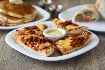 molletes con chorizo