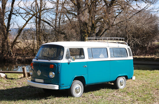 Combi minibus bi-color bleu et blanc, ann&eacute;e 1983