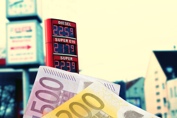 Euro Geldscheine und hohe Preise für Kraftstoffe in Deutschland - obrazy, fototapety, plakaty