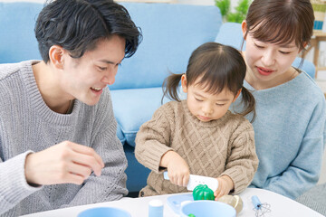 幼児　女の子　両親とおままごとで遊ぶ