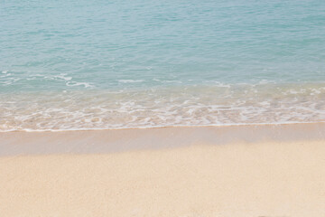 Fototapeta na wymiar 白い砂浜と穏やかな海