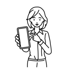 立ってスマートフォンを指差してこちらに向けて見せているブラウスの女性