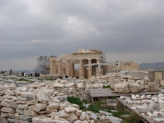 Obraz premium A group of people, travelers on an excursion to the Acropolis of Athens