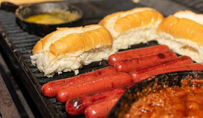 
chili dogs 

hot dogs con chilli 

hot dog sobre tabla de madera  - obrazy, fototapety, plakaty
