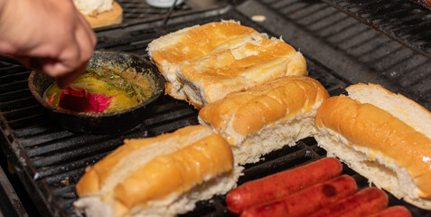 
chili dogs 

hot dogs con chilli 

hot dog sobre tabla de madera 