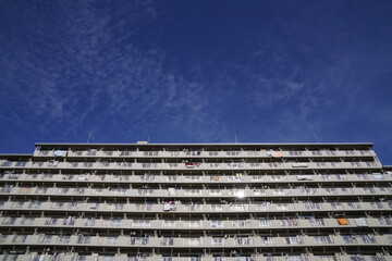 そびえ立つ昭和に建てられた古い団地、ファミリーマンション、青空に伸びる古いマンション、