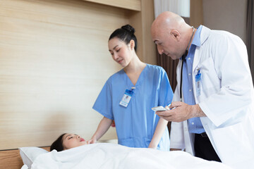 Obraz na płótnie Canvas Doctors and medical students examining sick people