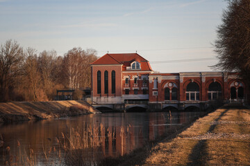 Blick auf das Laufwasser Wasserkraftwerk in Langweid , am Lech, Wassererbe Augsburg, in der wunderschönen weichen Abendsonne im Landkreis Augsburg, Schwaben, Bayern, Deutschland. © macrossphoto