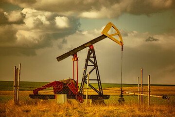 Ölförderung mit einer Tiefpumpe auf dem Land in Bulgarien