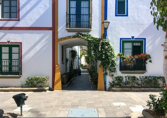 Casas pintadas con la decoración exterior tradicional en Puerto Mogán, Gran Canaria, España....