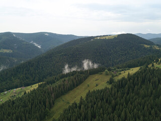 Obraz premium Ukrainian Carpathians mountains on a summer morning. Aerial drone view.