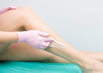 Hair removal in a luxury spa studio. Wax for women's feet with saccharin. Hot sugar. The product is made of a wax bowl. The bank's salon.