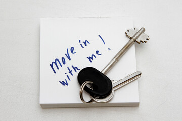 keys with a note with a proposal to move to live together 