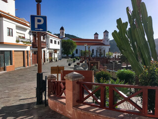 Parroquia de Nuestra Señora del Socorro en la localidad de Tejeda, Gran Canaria, España. Calle y casas encaladas de este pequeño pueblo.
