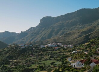 Fototapeta na wymiar El pueblo de Tejeda y detrás del paisaje protegido de Las Cumbres, Gran Canaria, España (26 04 2018). Típico paisaje agreste con profundos barrancos en los pueblos de la isla.