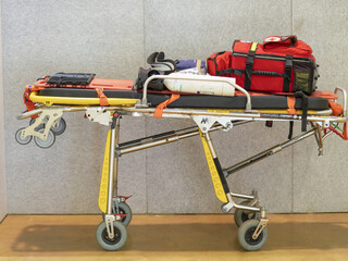 stretcher with equipment for providing aid in an emergency situation