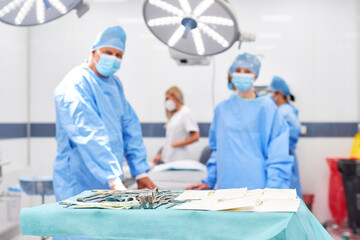 Ärzteteam in der Chirurgie in Schutzkleidung im OP
