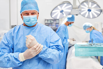 Kompetenter Chirurg in Schutzkleidung vor einer Operation