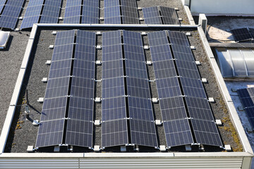 Obraz premium Flachdach mit photovoltaik