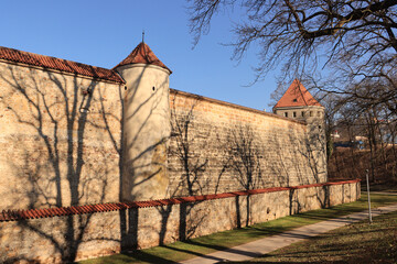 Mächtige Stadtmauer in Amberg. Blick zum Wachturm Doggenhansl