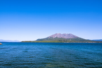 与次郎ヶ浜長水路の防波堤の先 間近に錦江湾、桜島を望む