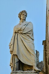 Fototapeta premium statua di Dante Alighieri in piazza Santa Croce davanti alla Basilica. Firenze
