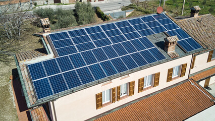 Vista aerea di un abitazione con i pannelli fotovoltaici sul tetto