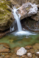Fototapeta premium Kleiner Wasserfall an der Kuhflucht bei Farchant, Garmisch Partenkirchen, im Winter