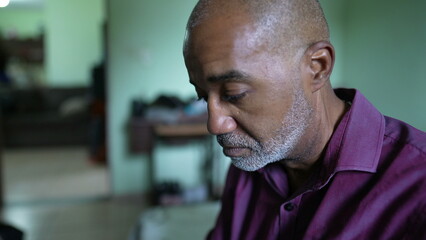 Obraz premium A struggling pensive senior African man feeling anxious
