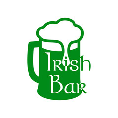 Día de San Patricio. Logotipo con texto Irish Bar en silueta de jarra de cerveza con espuma en espacio negativo en color verde