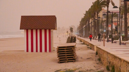 Tormenta de Arena y viento en la Playa de San Juan en Alicante-España.