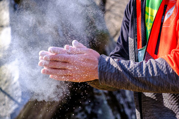 Bouldering. Arrampicata libera sui massi. Preparazione delle mani con magnesite © Roberto Contini