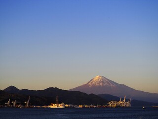 Fototapeta na wymiar ＜夕暮れ＞清水港からみた興津ふ頭越しの富士山