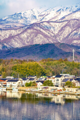 Fototapeta premium 新潟県最大の湖、加茂湖畔の冬の朝