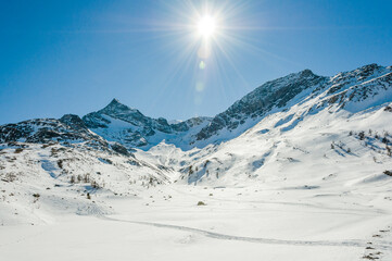 Bernina, Val Bernina, Diavolezza, Berninapass, Lago Bianco, Alpen, Graub&uuml;nden, Winter, Schneedecke, Bernina-Express, Zugfahrt, Wintersport, Eis, Stausee, Schweiz