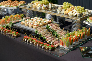 details of delicious outdoor brunch on a table whith a black tablecloth