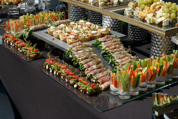 details of delicious outdoor brunch on a table whith a black tablecloth