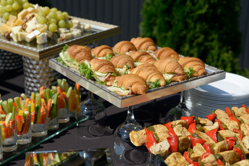details of delicious outdoor brunch on a table whith a black tablecloth
