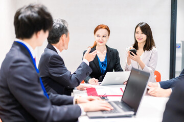 国際会議で通訳をする女性