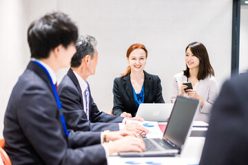 国際会議で通訳をする女性