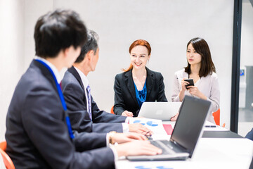 国際会議で通訳をする女性