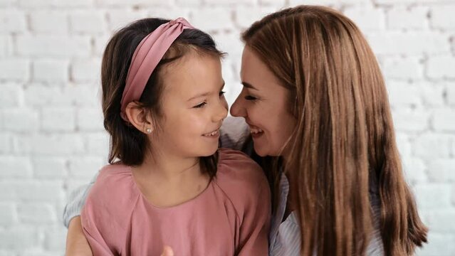 The girls' hands are sitting on the ester. The mouth of the festival is Esther Brad Into Pieces. The girl decorates Esther Brad.