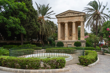 Fototapeta na wymiar A fountain at the Lower Barrakka Gardens in front of the monument to Sir Alexander Ball - Valletta, Malta.